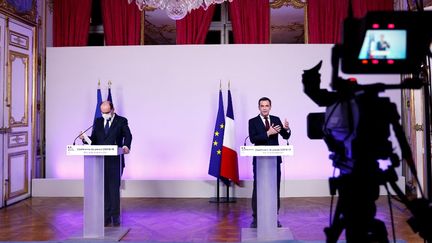 Le Premier ministre, Jean Castex (à gauche), et le ministre de la Santé, Olivier Véran, lors d'une conférence de presse, à Paris, le 6 décembre 2021, pour présenter les nouvelles mesures sanitaires afin d'endiguer la cinquième vague de Covid-19. (THOMAS SAMSON / AFP)