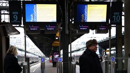 Un message annonce des perturbations de trafic à la gare de l'Est, le 24 janvier 2023, à Paris, à la suite d'incendies ayant endommagé des boitiers électriques. (THOMAS SAMSON / AFP)