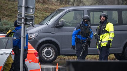 Des policiers contrôlent des véhicules près de Saint-Maurice, en Suisse, après des coups de feu mortels à Sion, le 11 décembre 2023. (FABRICE COFFRINI / AFP)