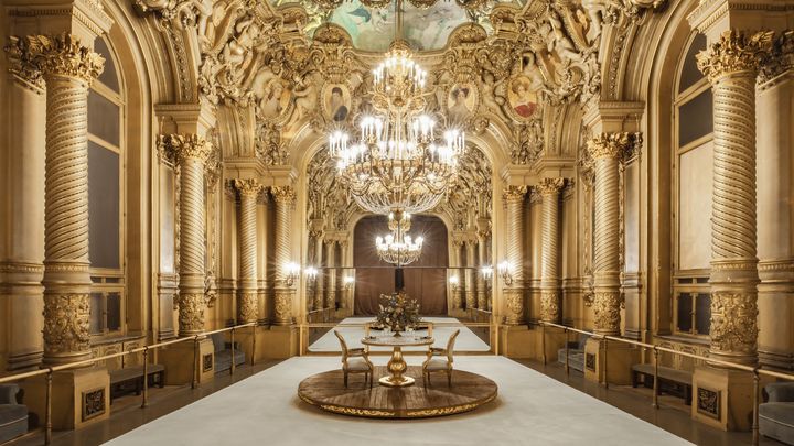 Le lauréat et son invité pourront également dîner aux chandelles dans le Foyers de la Danse du Palais Garnier. (THIBAUT CHAPOTOT / AIRBNB)