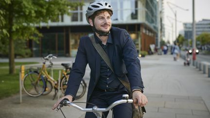 Le vélo à le vent en poupe mais les équipements dans les immeubles manquent et rouler en vélo dans les grandes villes n'est pas toujours sécurisant. (Illustration) (UWE KREJCI / DIGITAL VISION / GETTY IMAGES)