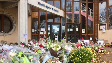 Fleurs, messages et bougies sont déposées devant l'entrée du collège&nbsp;du Bois d'Aulne, à Conflans-Sainte-Honorine, le 30 octobre 2020, deux semaines après&nbsp;l'assasinat du professeur d'histoire-géographie&nbsp;Samuel Paty, (KACHANER ALICE / RADIO FRANCE)