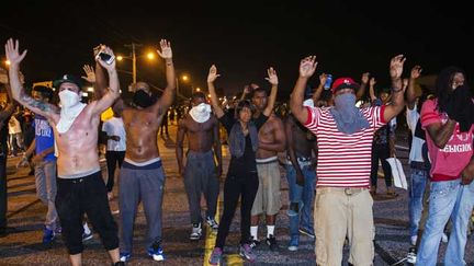 &nbsp; (Manifestants à Ferguson durant la nuit de lundi à mardi © Reuters)