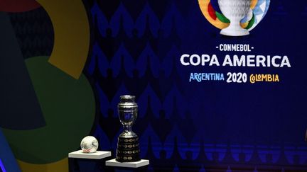 Le trophée de la Copa America exposé à Carthagène en Colombie, le 31 mai 2021. (JUAN BARRETO / AFP)