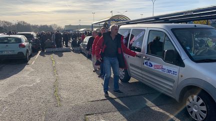 Philippe Poutou devant l'usine Ford Blanquefort le 11 décembre 2018. (ALEXANDRE BARLOT/RADIOFRANCE)