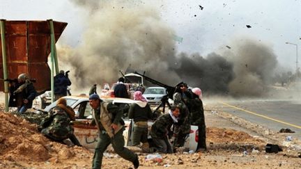 Un réservoir explose près des rebelles, à Ras Lanouf, le 10 mars 2011. (AFP PHOTO / ROBERTO SCHMIDT)