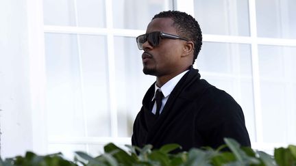 Le défenseur Patrice Evra à son arrivée au centre d'entraînement de l'équipe de France, à Clairefontaine, le 9 novembre 2015. (FRANCK FIFE / AFP)