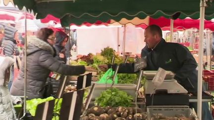 À Vannes, dans le Morbihan, le préfet a fait marche arrière en autorisant l'ouverture de quelques marchés. Certains habitants sont déboussolés. (France 2)