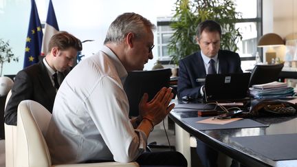 Le ministre de l'Economie, Bruno Le Maire, et son cabinet négocient par téléphone lors d'une réunion de l'Eurogroupe, le 9 avril 2020, à Paris. (LUDOVIC MARIN / AFP)