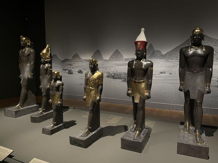 Copie de six des sept statues royales de Doukki Gel, musée du Louvre, impression 3D au sable de Quartz consolidées à la résine époxy, plâtre et chaux, peinture et dorure à la feuille. (De gauche à droite : Tanouétamani, Anlamani, Aspelta, Senkamanisken, Senkamanisken, Tanouétamani). (NISRINE MANAI / FRANCEINFO CULTURE)