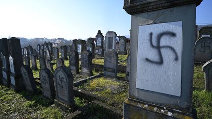 Des tombes du cimetière juif de Westhoffen (Bas-Rhin) ont été profanées, le 4 décembre 2019. (PATRICK HERTZOG / AFP)