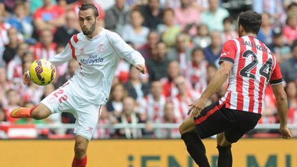 Aleix Vidal (FC Séville) tente de déborder Mikel Balenziaga (Athletic Bilbao) (RAFA RIVAS / AFP)