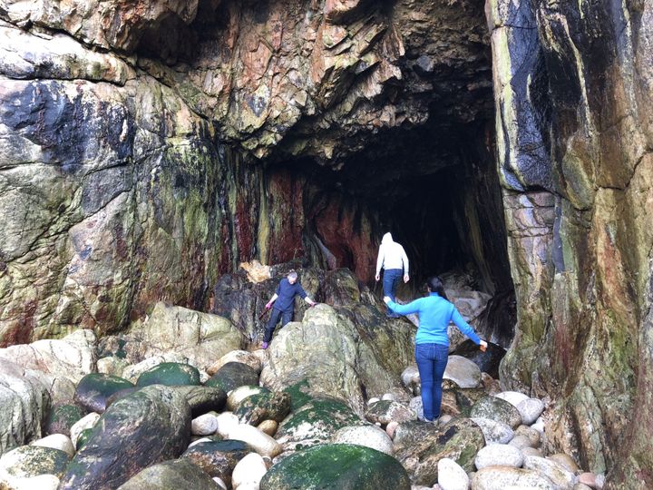 La grotte marine n'est accessible qu'à marée basse lors de très forts coefficients. (CAROLE BELINGARD / FRANCEINFO)