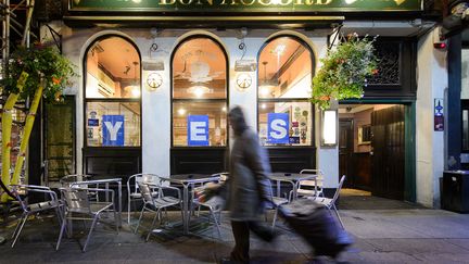 Le "oui" s'affiche sur les fen&ecirc;tres d'un pub de Glsgow (Ecosse), le 15 septembre 2014. (LEON NEAL / AFP)