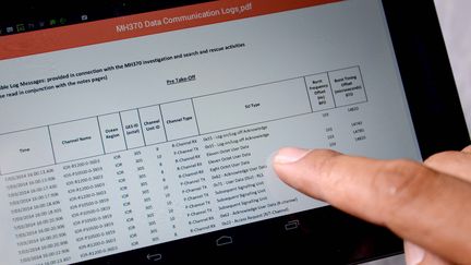 Un journaliste inspecte les donn&eacute;es satellitaires publi&eacute;es par l'aviation civile malaisienne, mardi 27 mai 2014, &agrave; Kuala Lumpur (Malaisie). (MOHD RASFAN / AFP)