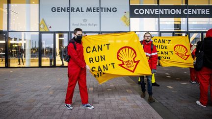 Des militants écologistes manifestent devant le siège de Shell à Rotterdam (Pays-Bas) avant une assemblée générale, le 10 décembre 2021. (SEM VAN DER WAL / ANP)