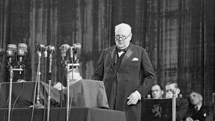 29 mai 1948. Le Premier ministre britannique,&nbsp;Winston Churchill (1874-1965),&nbsp;s'adresse au Congrès de l'Europe, à la Hague, pour discuter des termes de la future Union européenne.&nbsp;&nbsp; (KURT HUTTON / PICTURE POST / GETTY IMAGES)