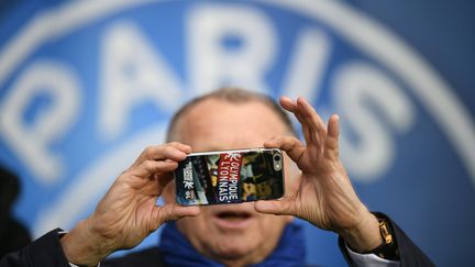 Jean-Michel Aulas fait peut-être un selfie avec le logo du PSG (FRANCK FIFE / AFP)