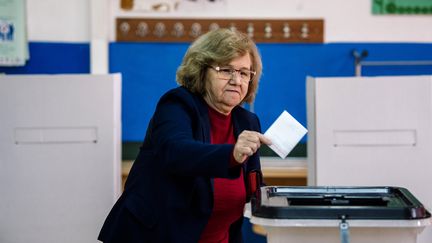 Une habitante de Macédoine vote lors du référendum qui implique un changement de nom pour son pays, dimanche 30 septembre 2018 à Strumica. (DIMITAR DILKOFF / AFP)