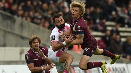 Jeremy Sinzelle (Stade Français) dominé dans les airs par Blair Connor (Bordeaux-Bègles) (NICOLAS TUCAT / AFP)