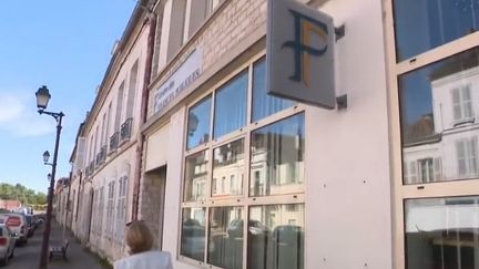 Selon les syndicats, 986 centres des impôts sont menacés sur 1 600. Bercy a annoncé la suppression de 5 800 postes. À Tonnerre dans l'Yonne la trésorerie devrait fermer d'ici 2021..&nbsp; (FRANCE 3)