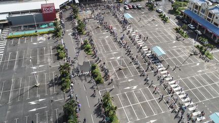 Une vue aérienne des files d’attente devant un supermarché à Grand Baie, Maurice, le 2 avril. 2020.&nbsp; (L'EXPRESS MAURICE / AFP)