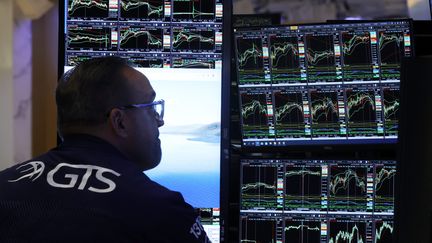 Traders work on the floor of the New York Stock Exchange on Wall Street in New York on Tuesday, September 26, 2023. (illustrative photo).  (JOHN ANGELILLO / MAXPPP)