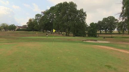 En cette période de sécheresse, les golfs sont dans le collimateur des associations de&nbsp;défense de&nbsp;l'environnement, qui estiment que trop d'eau y est utilisée pour l'arrosage. (CAPTURE ECRAN FRANCE 2)