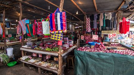 Les clients se font de plus en plus rares sur les marchés. Ils se sont vidés au fil de la progression du coronavirus. Beaucoup de vendeurs s’inquiètent de cette disparition des acheteurs, car ils risquent d’avoir trop de marchandises en stock et de ne plus pouvoir l’écouler. Pour certains, les précautions contre le coronavirus sont la dernière chose à laquelle ils pensent. Même si la peur est présente, ils ne peuvent fermer boutique.&nbsp; &nbsp; (DONWILSON ODHIAMBO / SOPA IMAGES / SIPA)