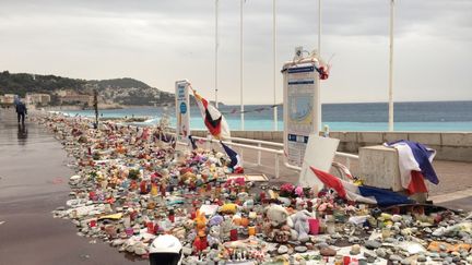 L'un des mémoriaux improvisés en hommage aux victimes de l'attentat du 14-Juillet, le 14 octobre 2016 sur la promenade des Anglais à Nice (Alpes-Maritimes). (BENOIT ZAGDOUN / FRANCEINFO)