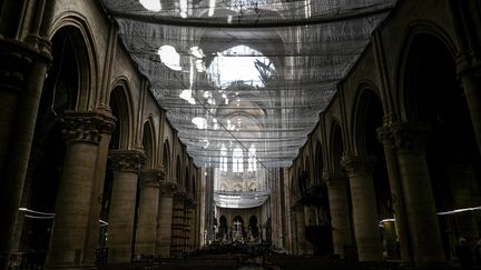 La nef de la cathédrale Notre-Dame, protégée par un filet,&nbsp;un mois après l'incendie, le 15 mai 2019. (PHILIPPE LOPEZ / AFP)