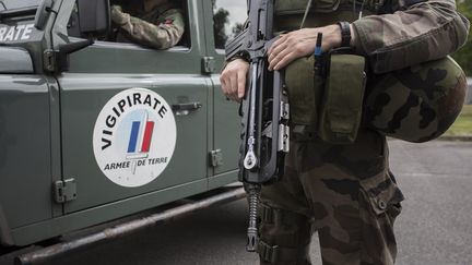 Des militaires de l'opération Sentinelle, le 25 juillet 2016 à Paris. (MAXPPP)