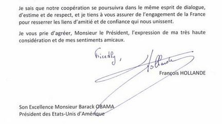 La formule de politesse a &eacute;t&eacute; ajout&eacute;e &agrave; la main par Fran&ccedil;ois Hollande, dans la lettre de f&eacute;licitations adress&eacute;e &agrave; Barack Obama pour sa r&eacute;&eacute;lection. (ELYSEE / FRANCETV INFO)