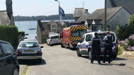 Des policiers à Lanester (Morbihan), après la découverte d'un corps sans vie d'une femme dans un&nbsp;fleuve, le 27 mai 2023. (PAULINE DECKER / OUEST FRANCE / MAXPPP)