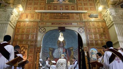 Messe à l'église orthodoxe copte Saint Simon le Tanner, le 6 janvier 2016 au Caire, pour la célébration de l'anniversaire du baptême et de la naissance du Christ. (Photo AFP/Anadolu Agence)