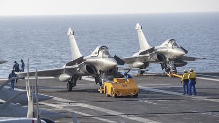 Des avions Hawkeye et Rafale sur le porte-avions "Charles-de-Gaulle", le 14 novembre 2018. (FREDERIC SPEICH / MAXPPP)