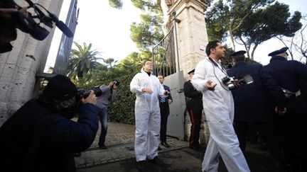 Policiers et enquêteurs sortent de l'ambassade du chili à Rome, le 13 décembre 2010, après une explosion à la bombe. (AFP - Filipo Monteforte.)