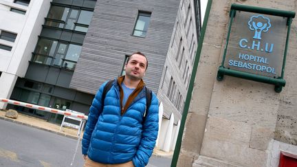 François Lambert devant le CHU de Reims, le 9 avril 2018. (FRANCOIS NASCIMBENI / AFP)