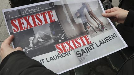 L'affiche d'un groupe de féministes qui s'opposent aux affiches de Saint Laurent les qualifiant de sexistes.
 (Jacques DEMARTHON / AFP)