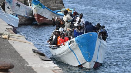 Un bateau de migrants accoste aux Canaries (Espagne) le 4 février 2023. Photo d'illustration (STRINGER / AFP)