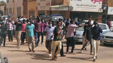 Des manifestants soudanais rassemblés le 7 février 2019 au centre-ville de Khartoum pour soutenir leurs camarades arrêtés au cours des huit semaines de manifestations contre le régime. (STRINGER / AFP)