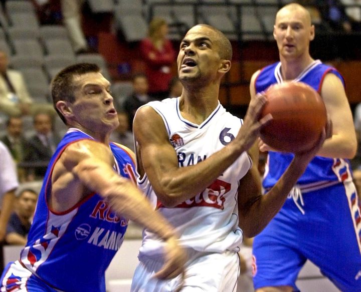 Tony Parker, le 9 septembre 2001, lors d'un match de l'Eurobasket&nbsp;contre la Russie, &agrave; Istanbul (Turquie). (GEORGI LICOVSKI / EPA / MAXPPP)