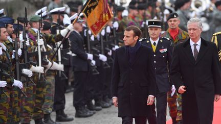 Emmanuel Macron et le roi Philippe de Belgique lors de l'arrivée du président français en Belgique, lundi 19 novembre 2018. (EMMANUEL DUNAND / AFP)