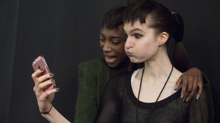 Deux top models&nbsp;prennent un selfie pendant la Fashion Week &agrave; New York, le 7 f&eacute;vrier 2014.&nbsp; (ANDREW KELLY / REUTERS)