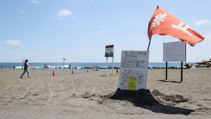 Les autorités mettent en garde contre la baignade sur la plage Shonan Bellmare Hiratsuka à Hiratsuka, au Japon, le 10 août 2024. (STR / JIJI PRESS / AFP)