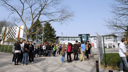 Une professeure d'anglais du lyc&eacute;e Gustave-Flaubert &agrave; Rouen (Seine-Maritime) aurait demand&eacute; &agrave; ses &eacute;l&egrave;ves d'observer une minute de silence &agrave; la m&eacute;moire du tueur de Toulouse, Mohamed Merah.&nbsp; (CHARLY TRIBALLEAU / AFP)