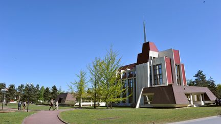 Les Laboratoires Servier à Gidy, près d'Orléans, en avril 2014. (GUILLAUME SOUVANT / AFP)