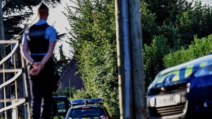 Des gendarmes devant la maison du principal suspect dans l'affaire de la disparition de Maëlys, le 5 septembre 2017 à Domessin (Savoie).&nbsp; (JEFF PACHOUD / AFP)