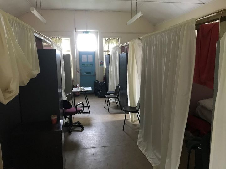 Un dortoir des "Napier Barracks", en février 2021, lors d'une visite inopinée par l'Inspection des prisons pour le compte de l'Inspecteur indépendant de l'immigration. (HER MAJESTY'S INSPECTORATE OF PRISONS)