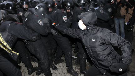 Un homme asperge de gaz lacrymog&egrave;nes des forces de l'ordre, &agrave; Kiev, en Ukraine, le 1er d&eacute;cembre 2013. (VASILY FEDOSENKO / REUTERS)